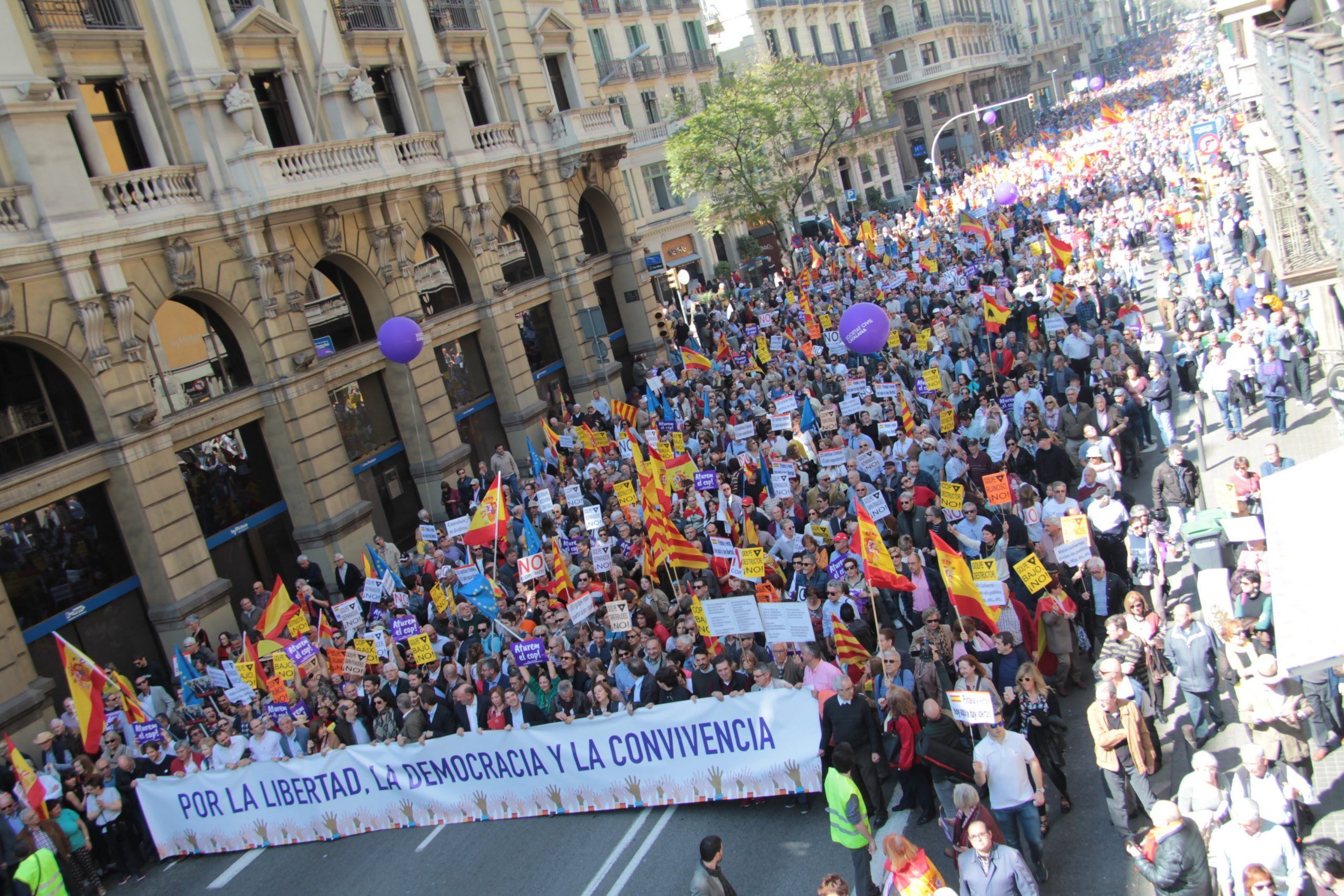 Miles de personas se manifiestan en Barcelona para pedir un Govern con ‘seny’